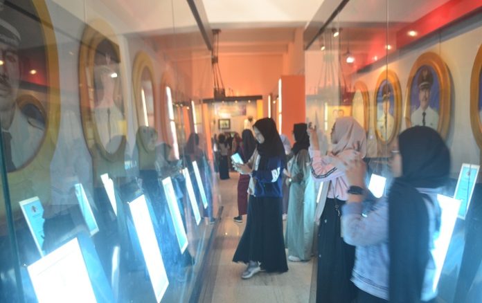 Para pelajar yang mengunjungi Museum Kota Makassar. (foto: ist/palontaraq)