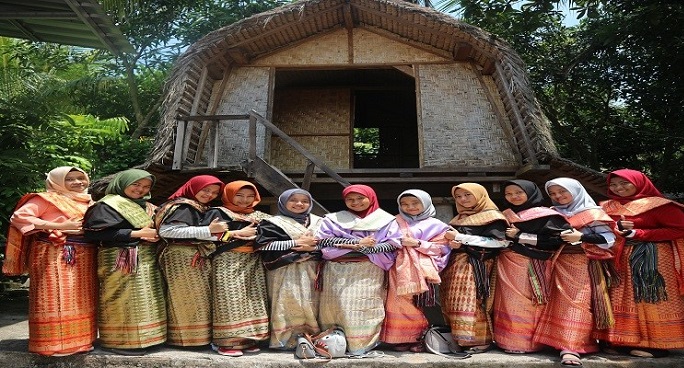 Para Pelajar dari Ponpes Putri IMMIM Pangkep saat mengunjungi Desa Sasak Sade di Lombok Tengah. (foto: ist/palontaraq)