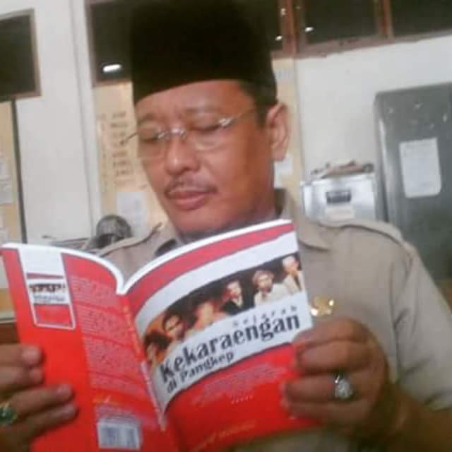 Membaca Buku, "Sejarah Kekaraengan di Pangkep". (foto: ist/palontaraq)
