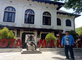 Hari Jadi Kabupaten/Kota se-Sulsel Penulis di depan Museum Kota Makassar. (foto: ist/palontaraq)