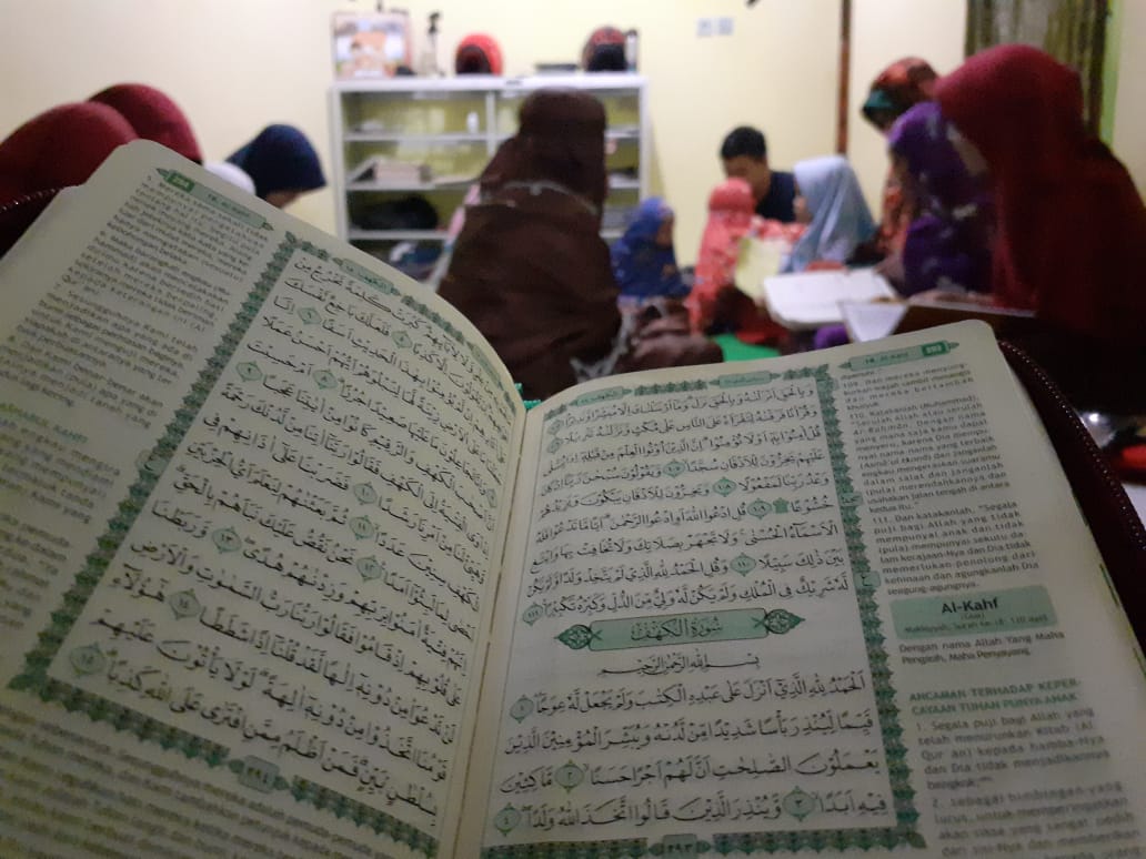 Membaca Al-Qur'an. (foto: ist/palontaraq)